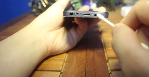 Cổng sạc Iphone bị ẩm và cách xử lý hiệu quả

